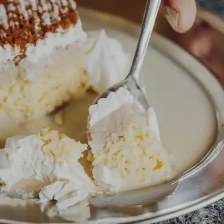 Cuchara partiendo un bizcocho